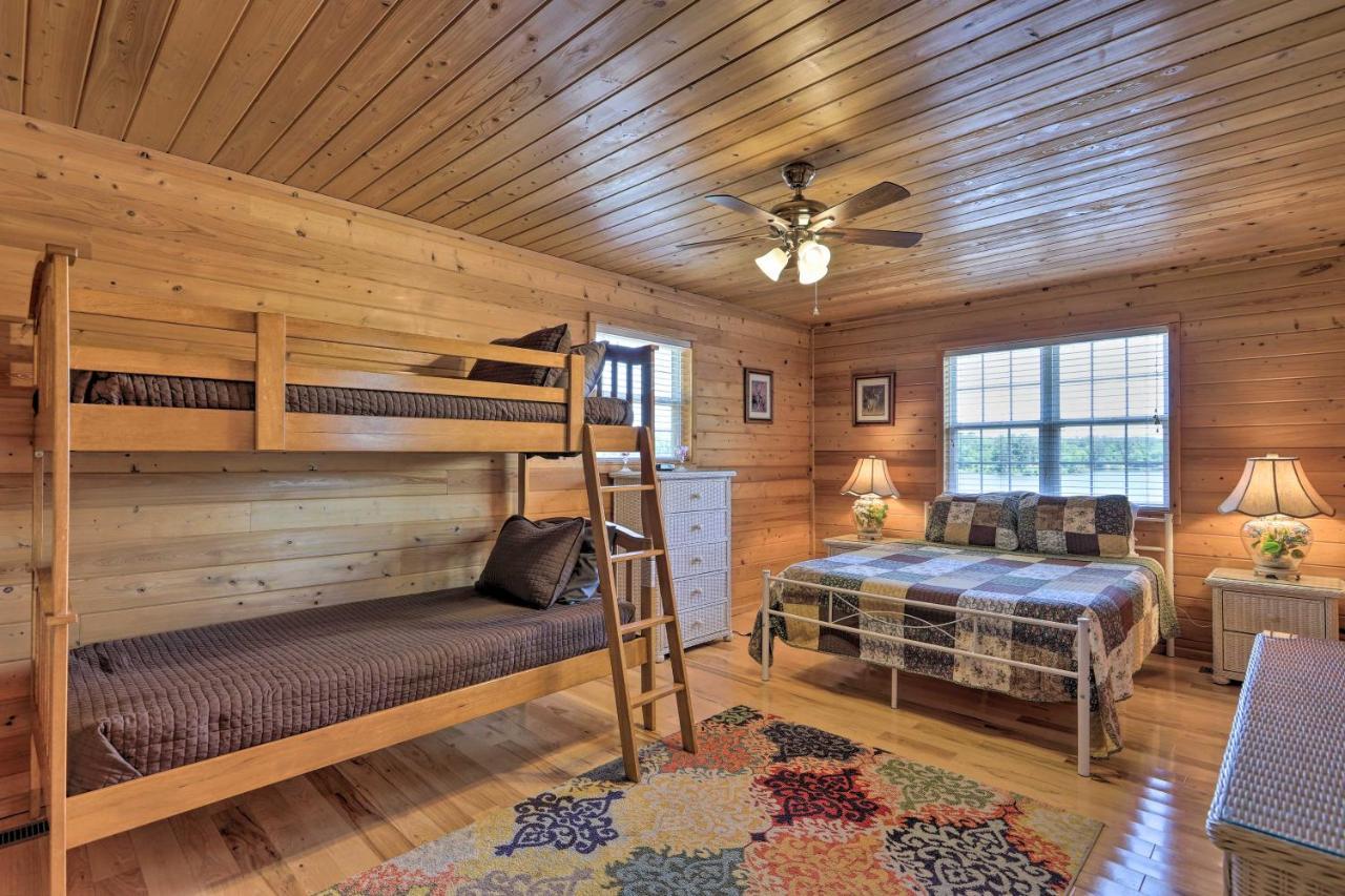 House With Dock And Slide Situated On Lake Sinclair! Sparta Bagian luar foto